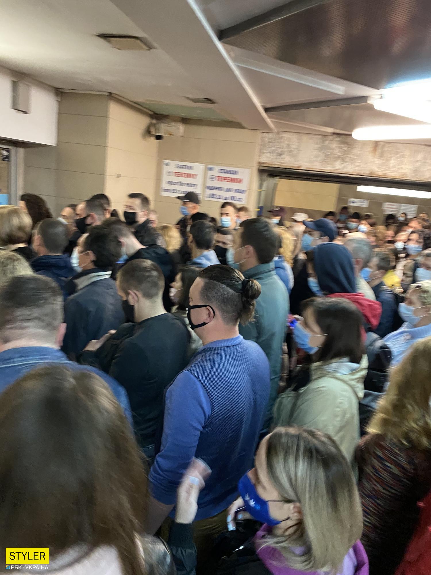 В метро Киева образовалась огромная "пробка": о дистанции не слышали